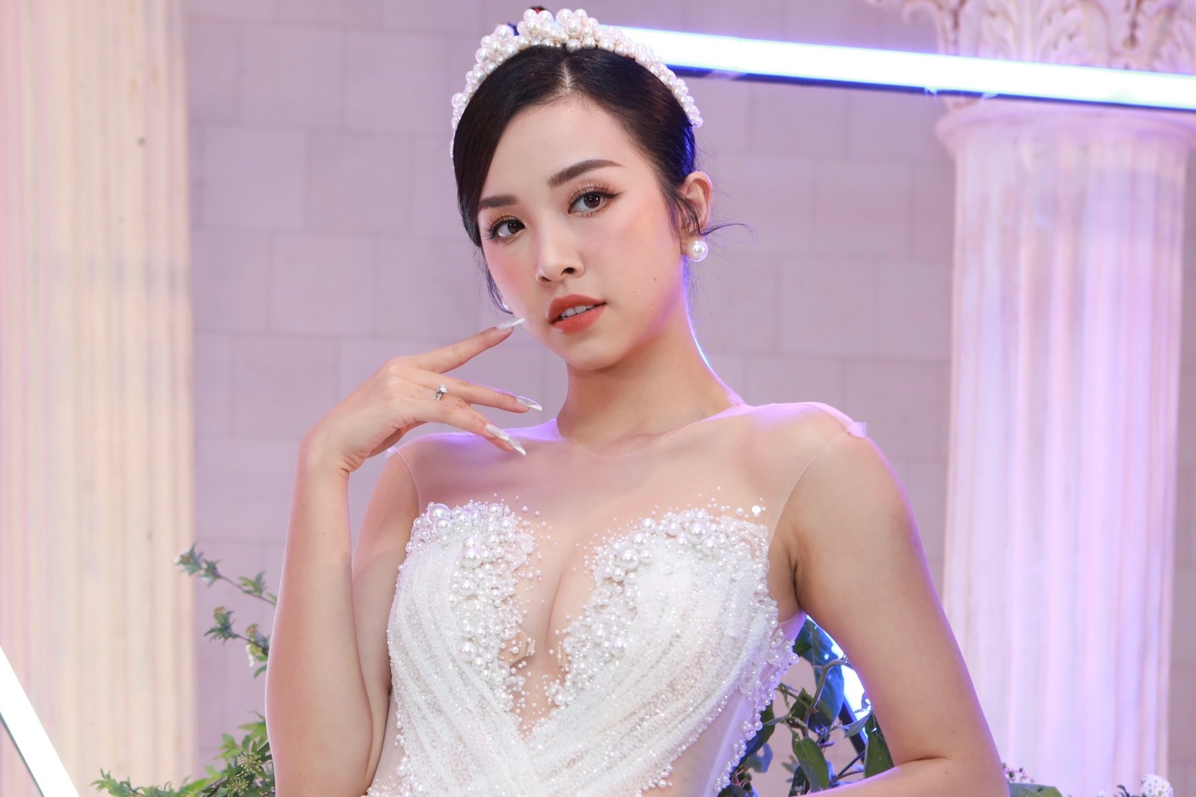 Thuy An dien 2 bo vay cup nguc trong le cuoi hinh anh