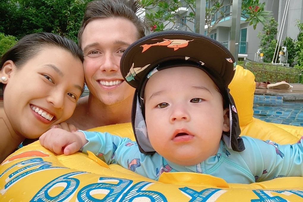 Cuoc song cua vo chong Hoang Oanh o Singapore hinh anh