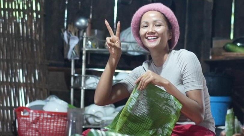 Nghe si Viet quay quan ben gia dinh ngay giap Tet hinh anh