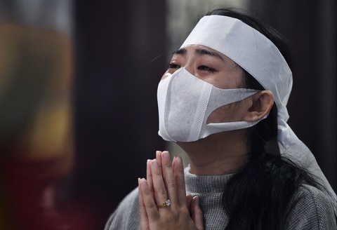 Gia dinh va ban gai dien vien Hai Dang lam le cung ben bai bien hinh anh