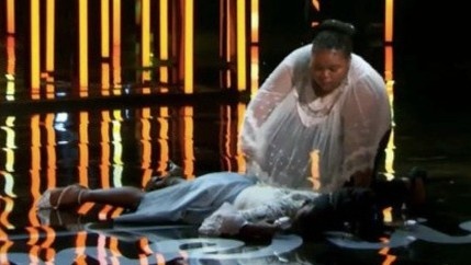 Thi sinh 19 tuoi ngat xiu tren san khau American Idol hinh anh