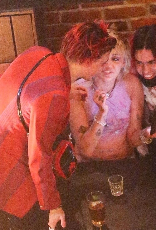 Miley Cyrus hẹn hò trai trẻ ảnh 1 Miley Cyrus hen ho trai tre anh 1