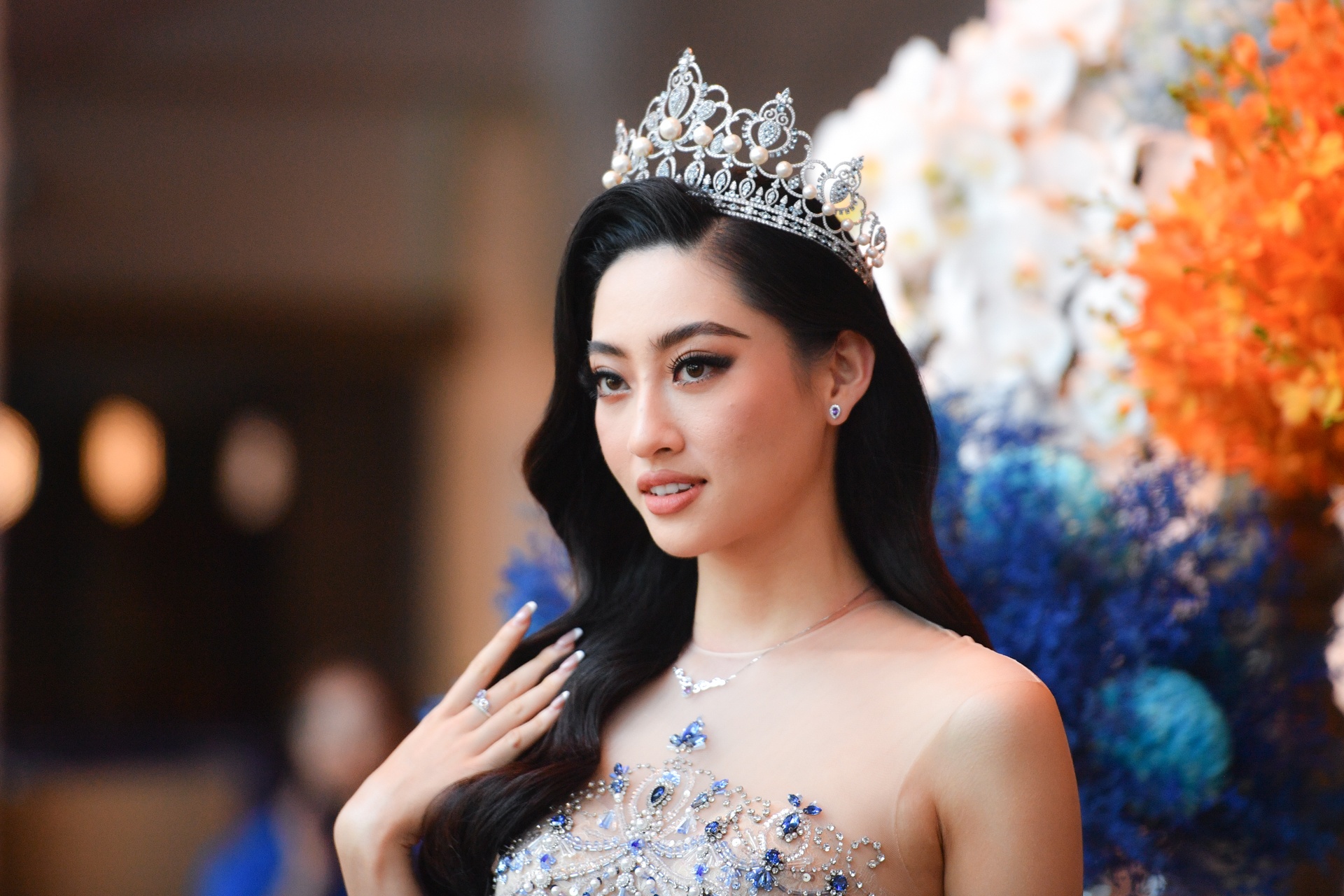 Luong Thuy Linh dien vay khoe chan dai 1,22 m hinh anh