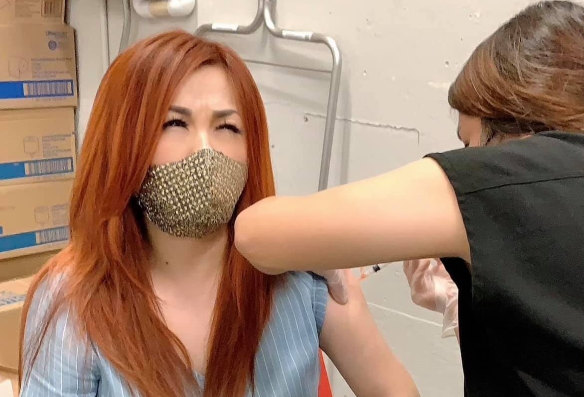 Nghe si Viet o My tiem vaccine Covid-19 hinh anh