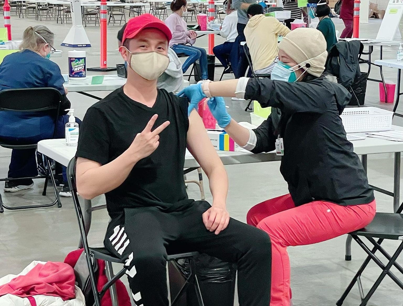 nghe si tiem vaccine Covid-19 anh 4