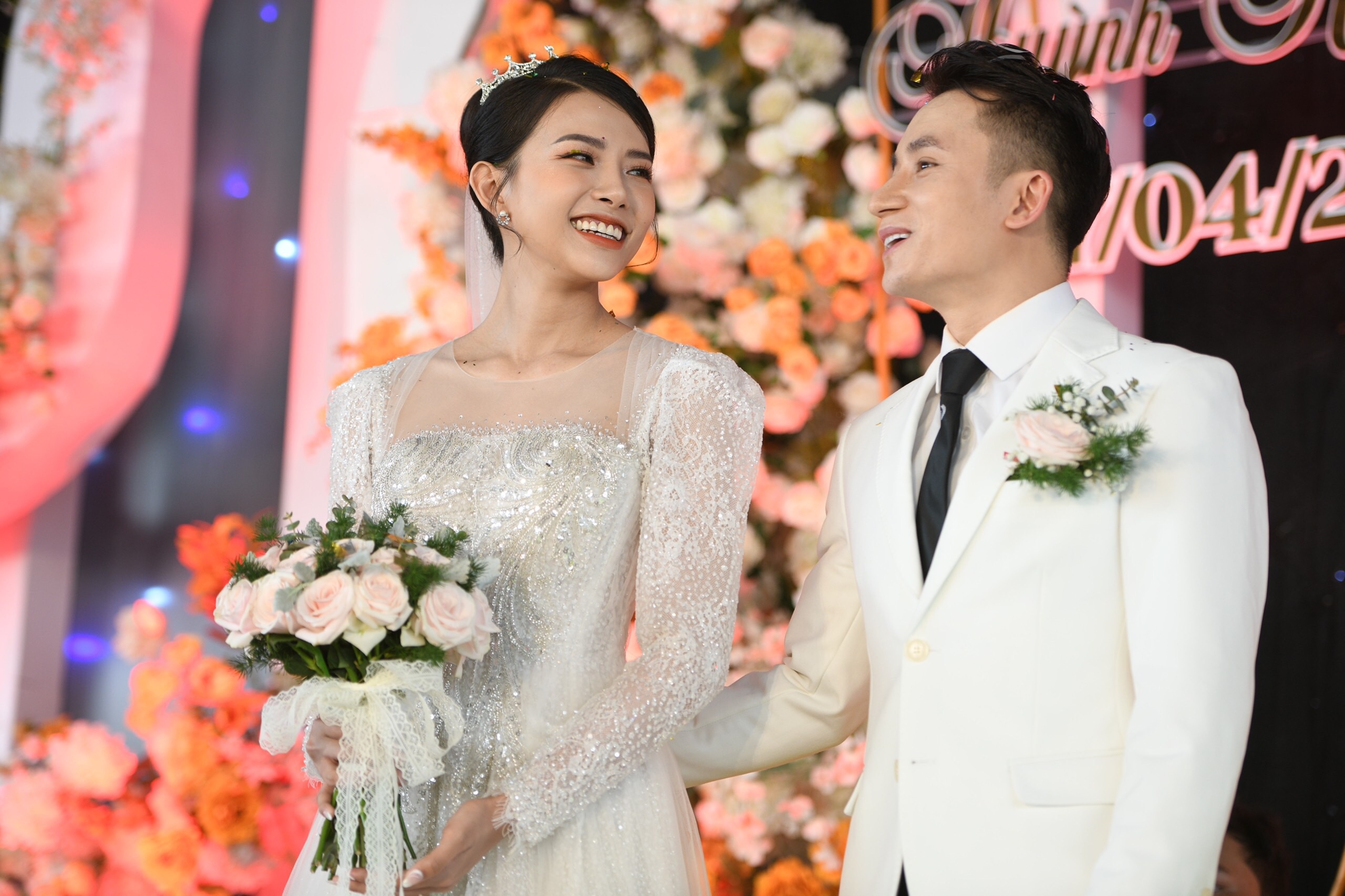 Le cuoi cua Phan Manh Quynh: Khanh Vy mac vay goi cam hinh anh