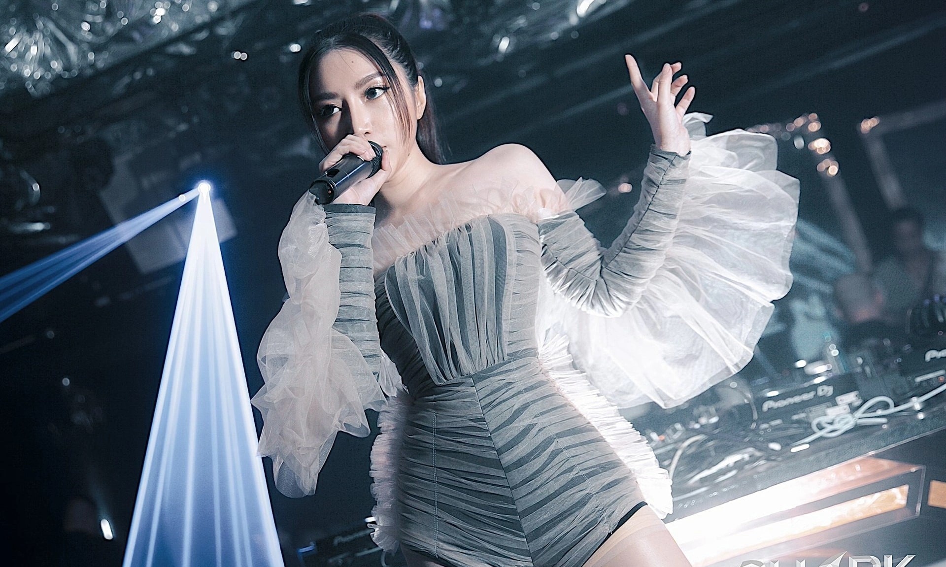 Nghe si Viet lo phong dich khi di dien ngay nghi le hinh anh