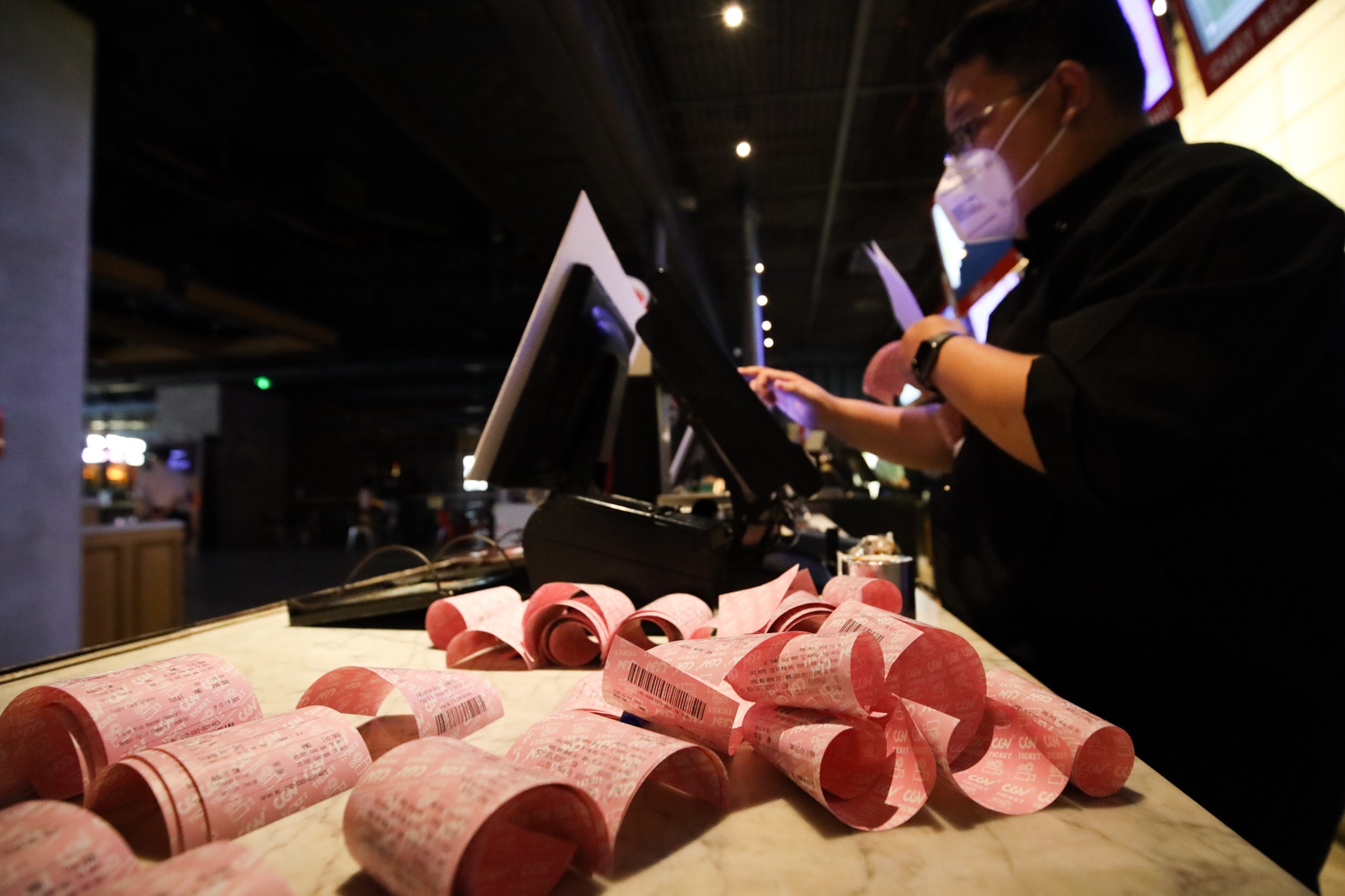 Khach xep hang cho hoan ve truoc gio rap phim TP.HCM dong cua hinh anh