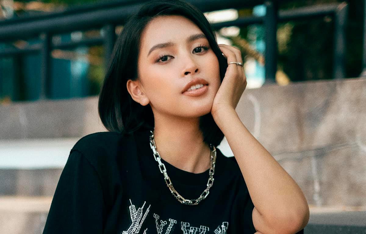 Tieu Vy, H'Hen Nie nau an, Tuan Hung ca hat tai nha thoi dich hinh anh