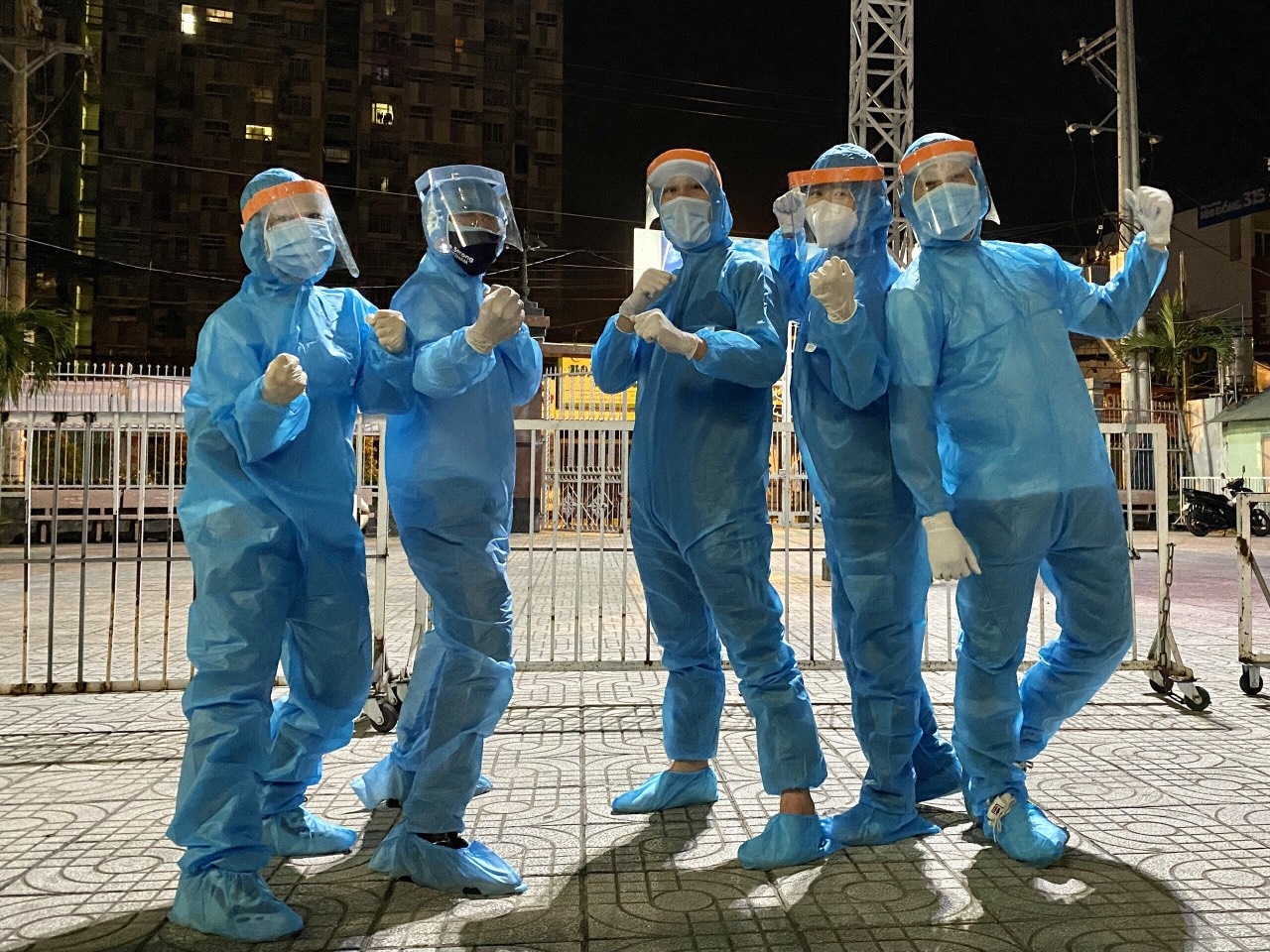 nghe si chong dich anh 2