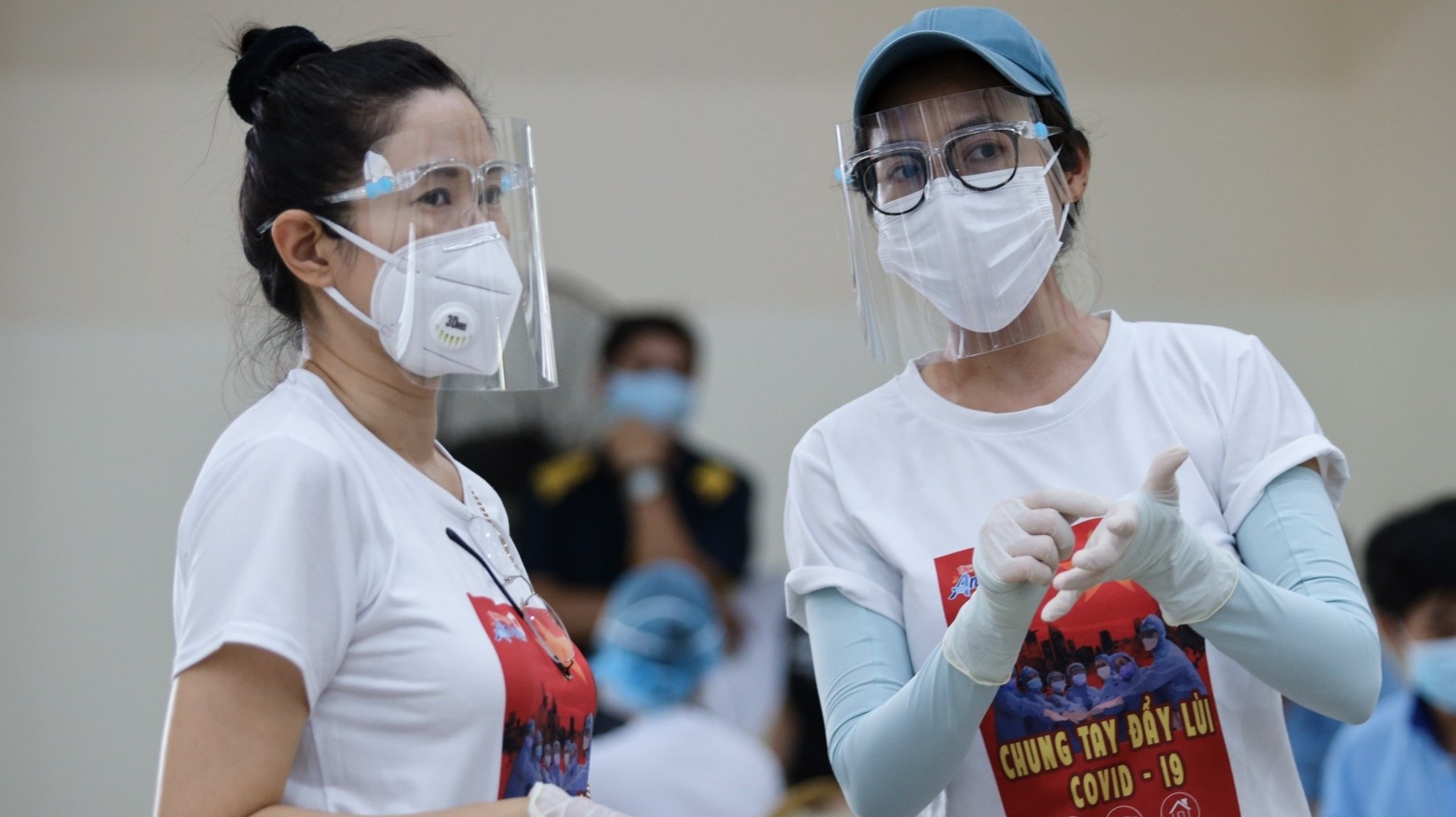 A hau Hoang My, Dai Nghia tham gia ho tro tiem vaccine Covid-19 hinh anh