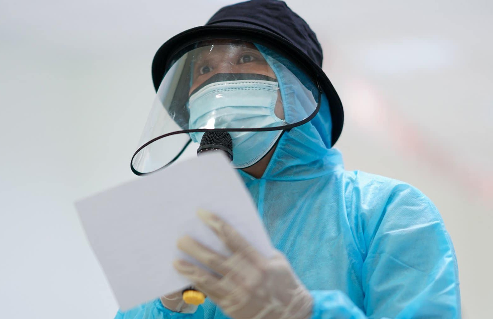 Nam dien vien chay xe 150 km moi ngay de ho tro chong dich o Binh Tan hinh anh