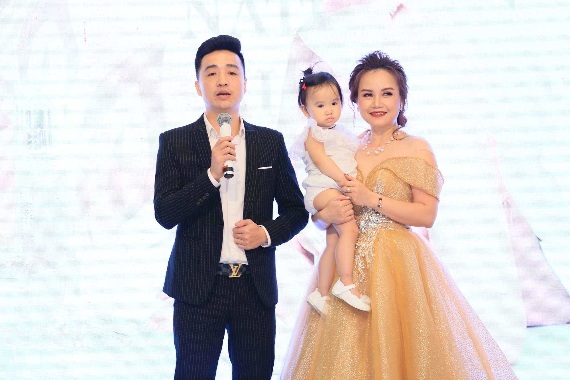 sao viet bi chong hanh hung anh 2