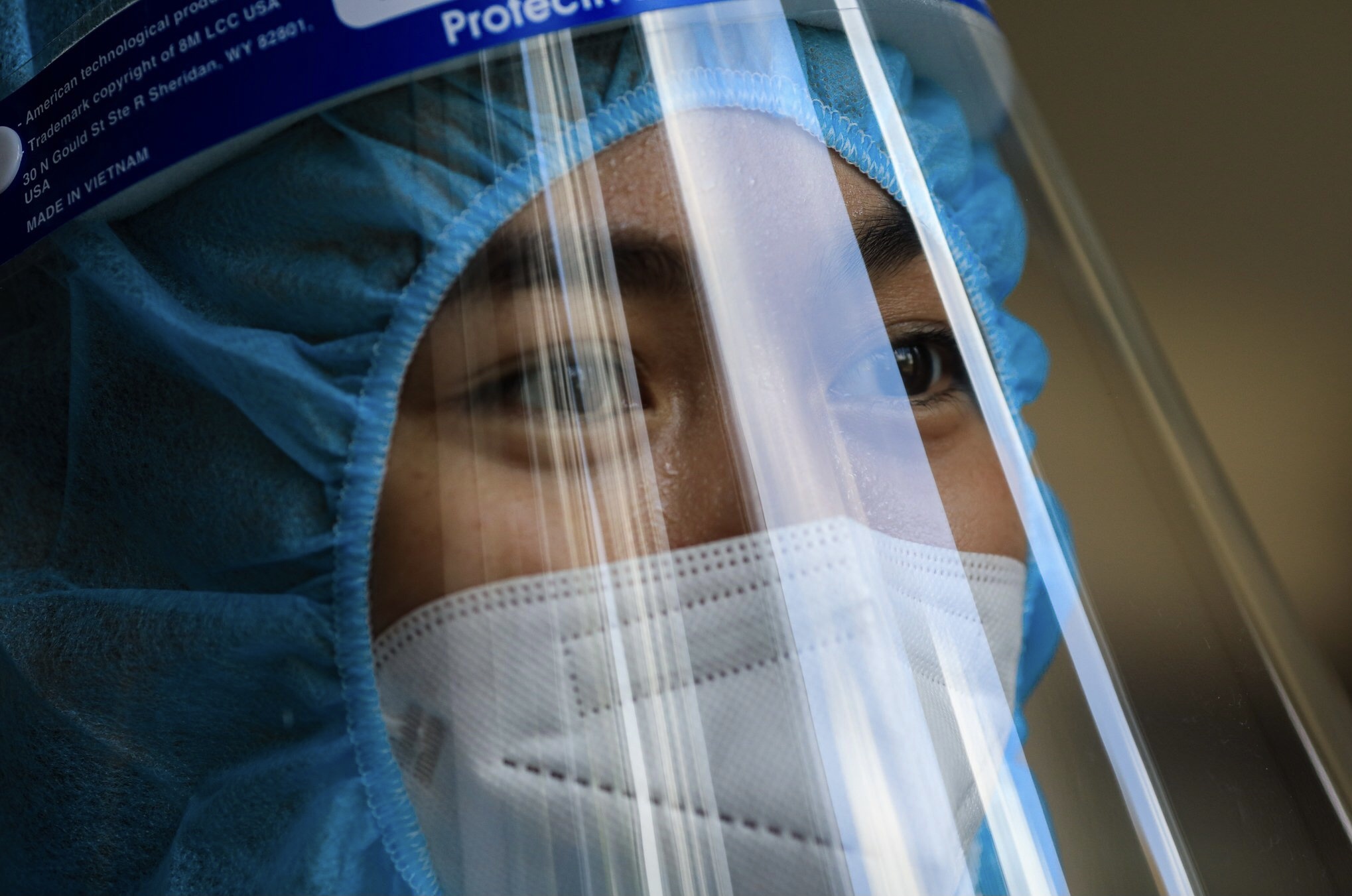 H'Hen Nie, Mai Phuong Thuy ho tro nguoi dan tiem vaccine o TP.HCM hinh anh