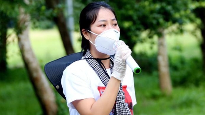 Nu ca si ngat xiu khi ho tro tiem vaccine o TP.HCM hinh anh