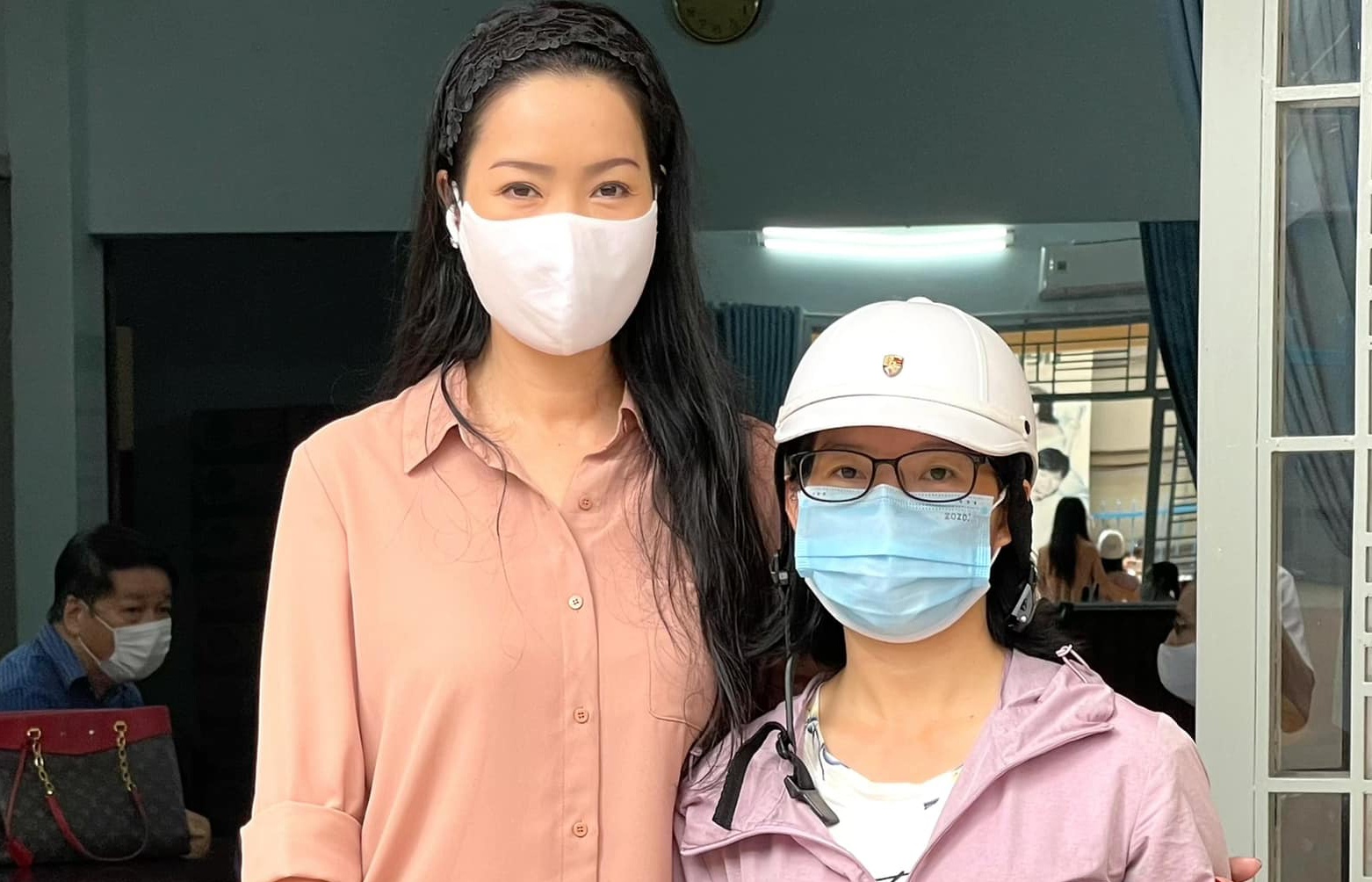 Nhan vien san khau o TP.HCM that nghiep, chay xe om va lam giup viec hinh anh