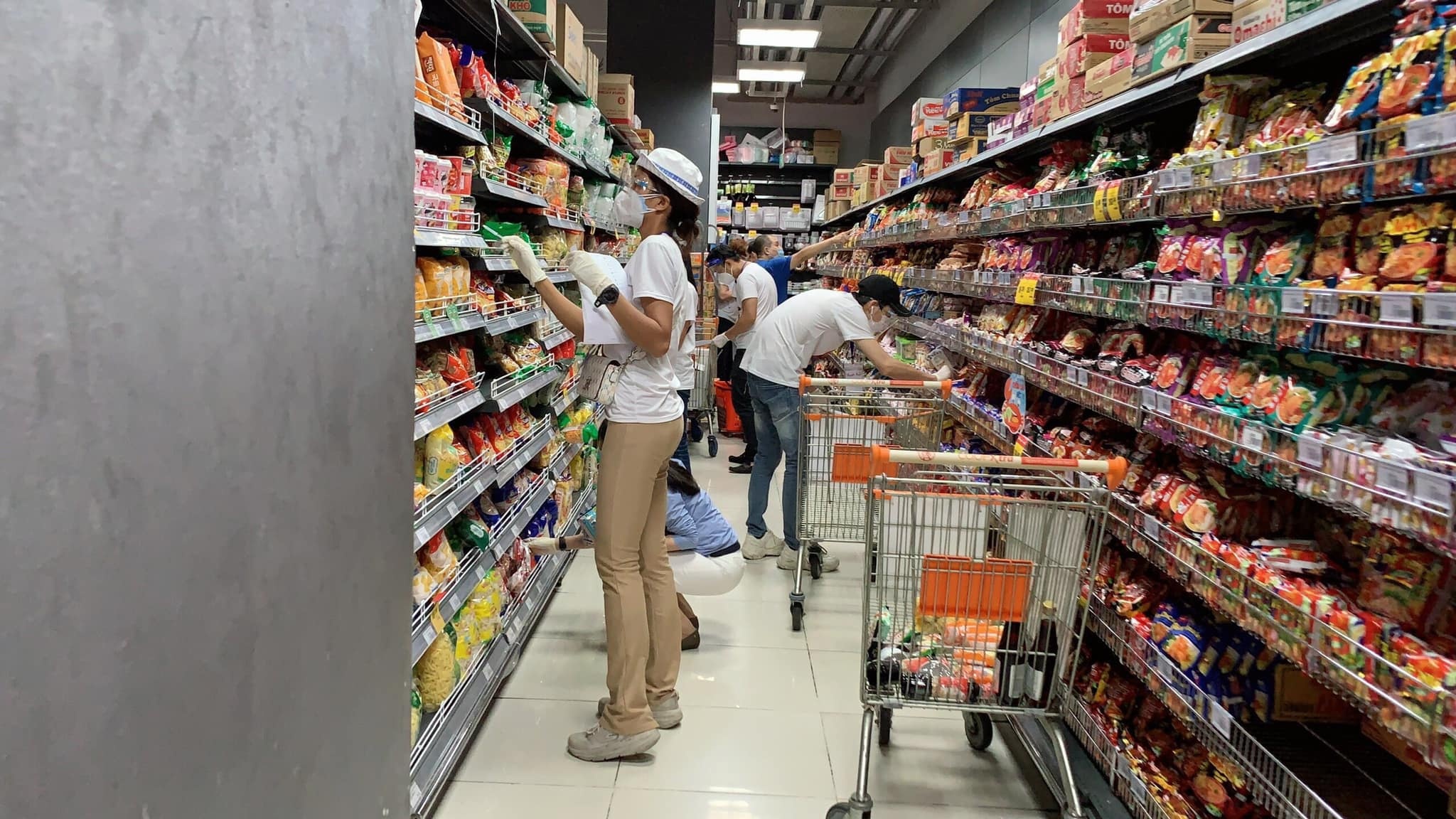 nghe si di sieu thi online giup nguoi dan anh 5