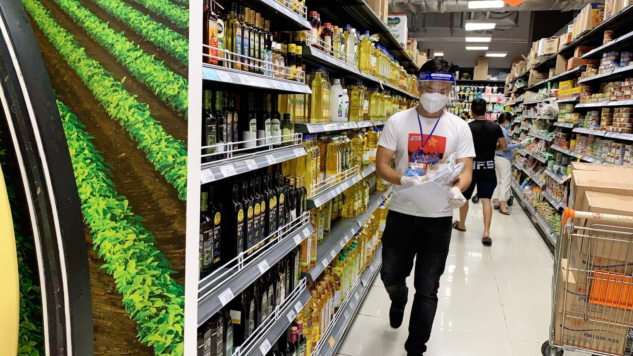 nghe si di sieu thi online giup nguoi dan anh 4