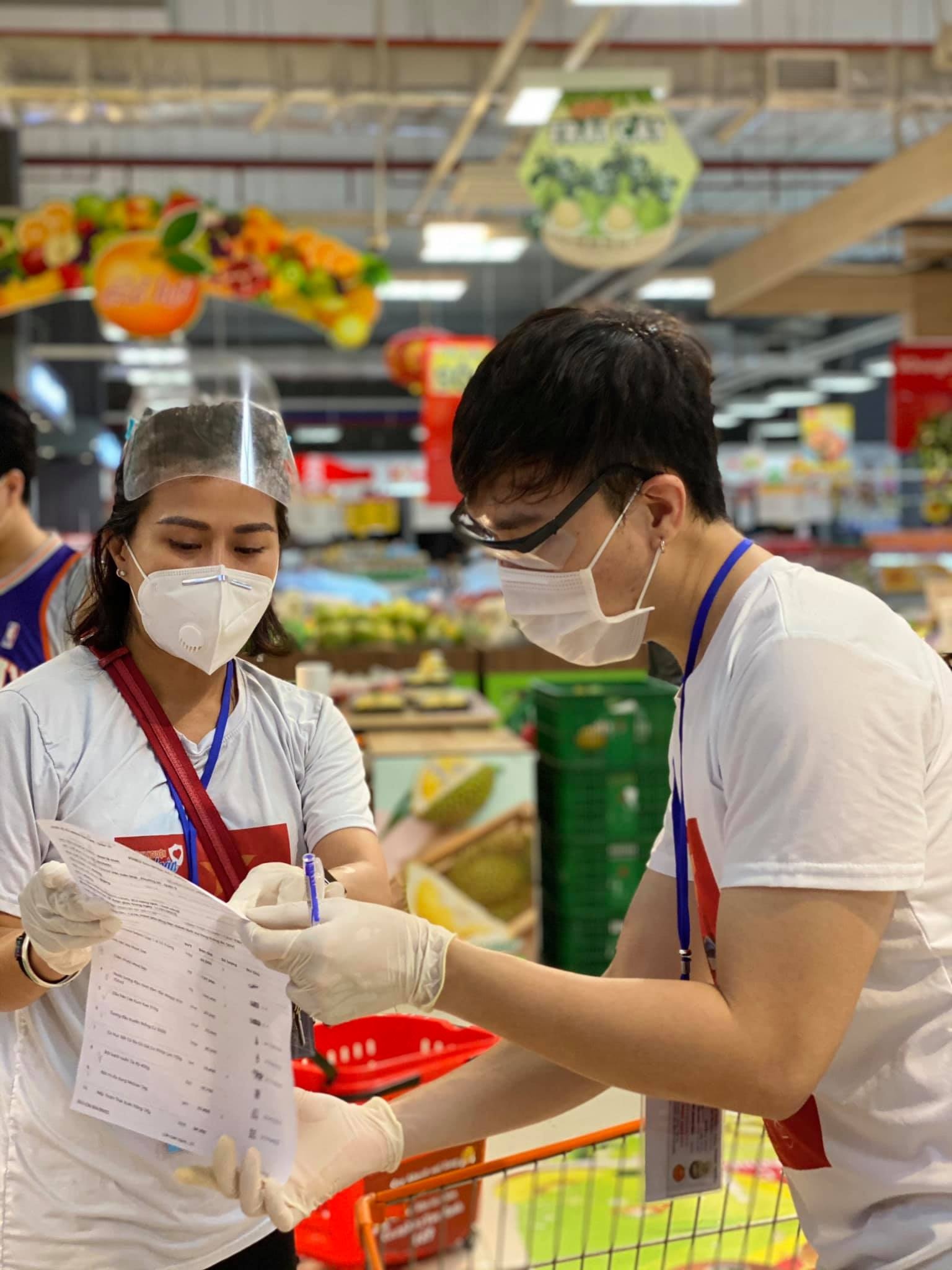 nghe si di sieu thi online giup nguoi dan anh 3