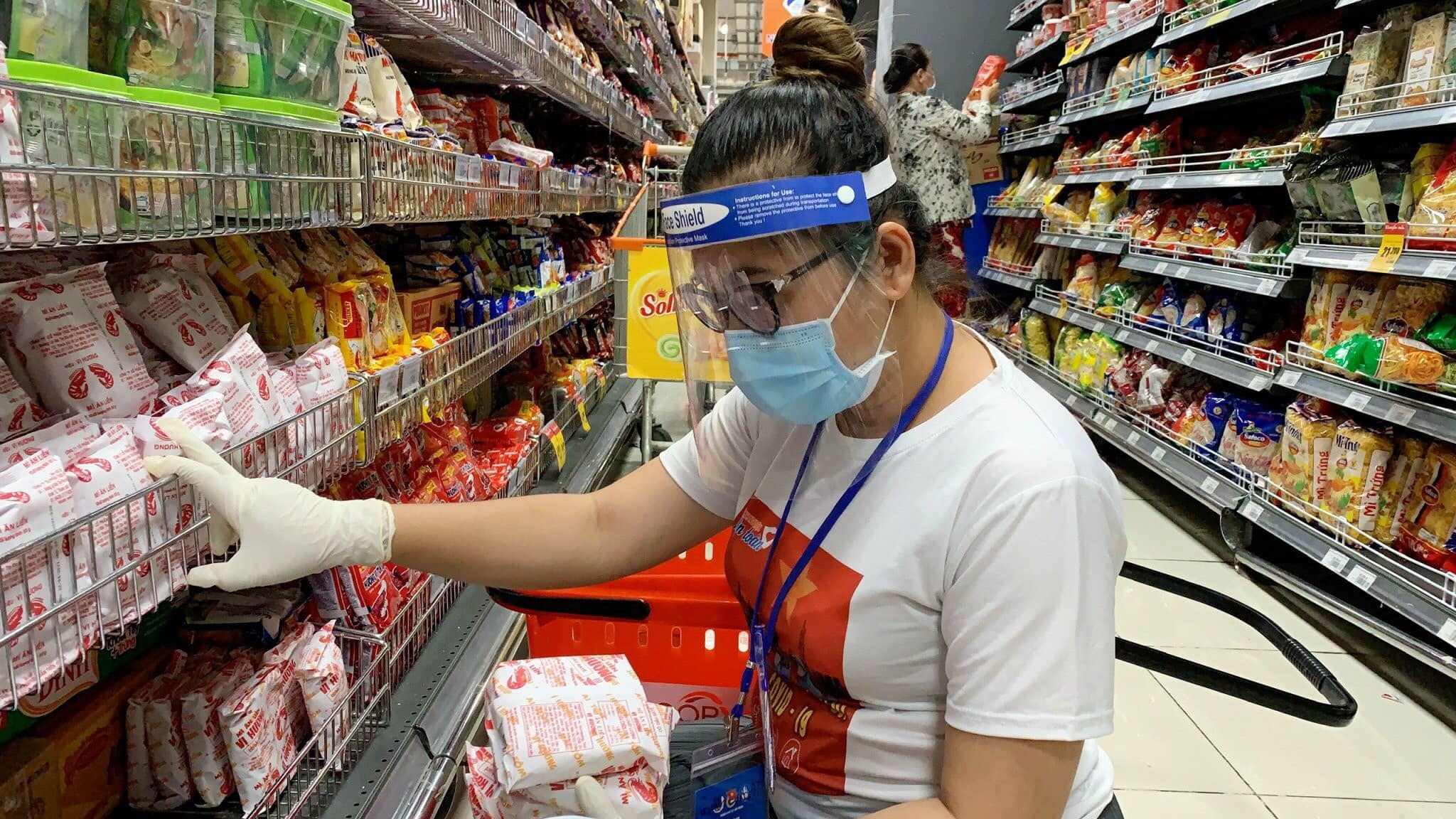 nghe si di sieu thi online giup nguoi dan anh 2