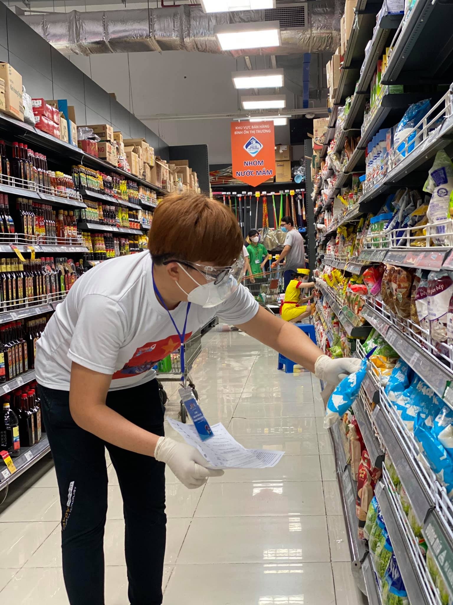 nghe si di sieu thi online giup nguoi dan anh 1