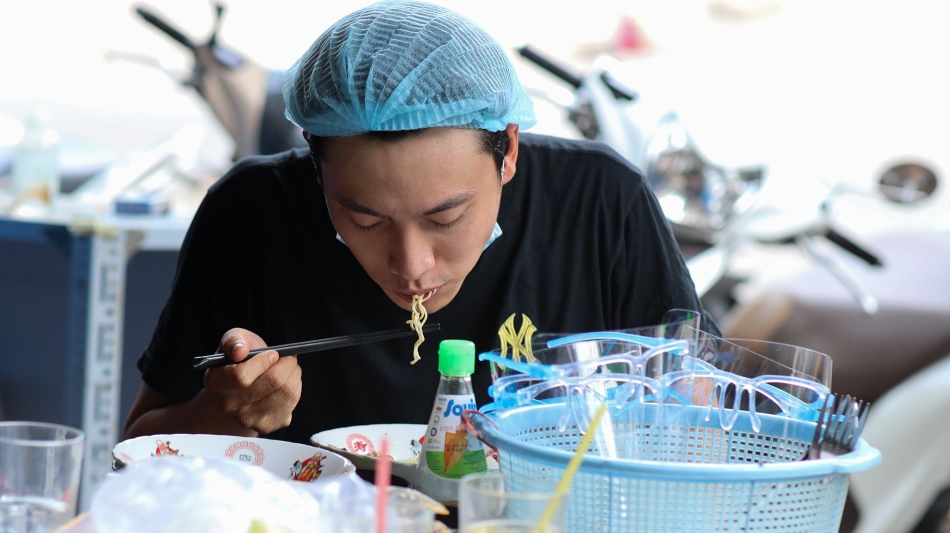 Chuyen 5 dien vien Viet thue chung mot phong tro thoi dich hinh anh