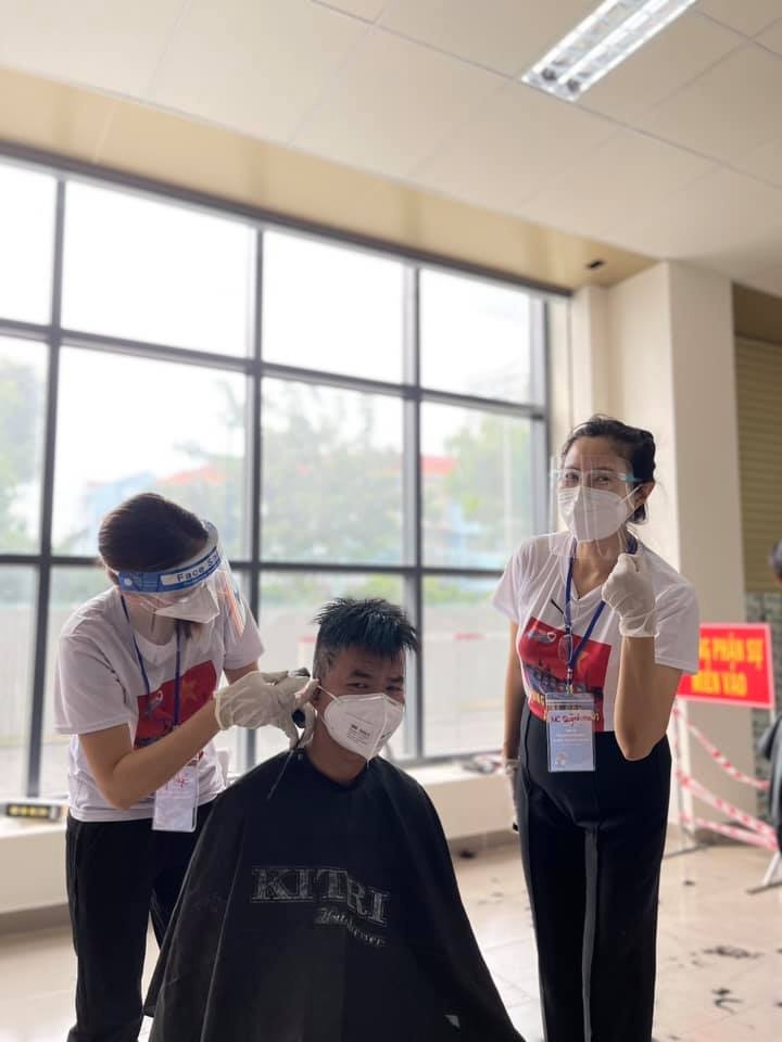 nghe si viet cat toc cho bac si anh 4