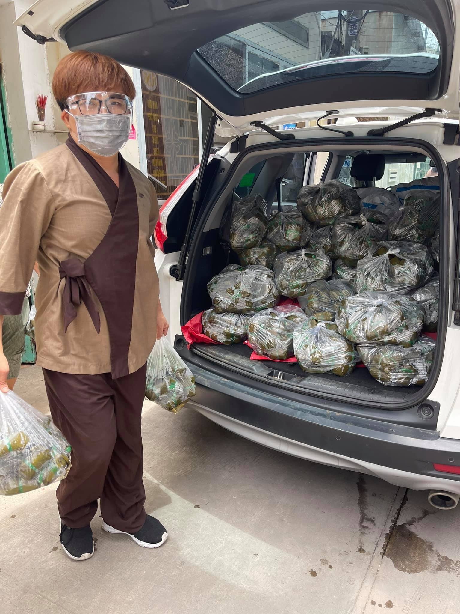 nghệ sĩ Việt tặng rau củ cho bà con nghèo ảnh 6 nghe si Viet tang rau cu cho ba con ngheo anh 6