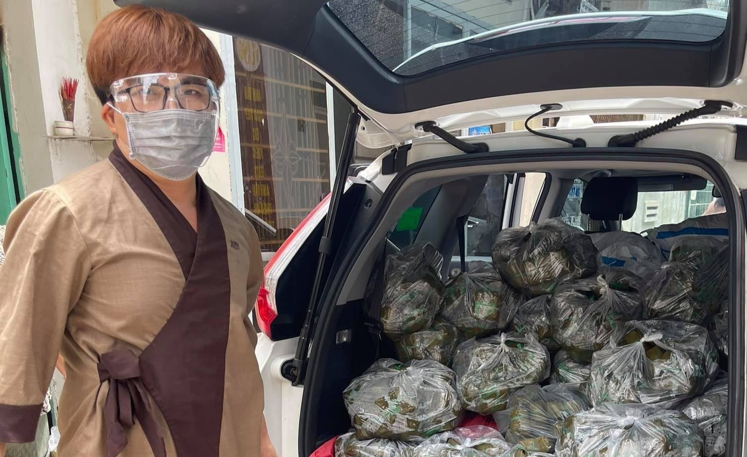 Nghe si Viet gom rau cu tang benh vien, ba con vung phong toa hinh anh