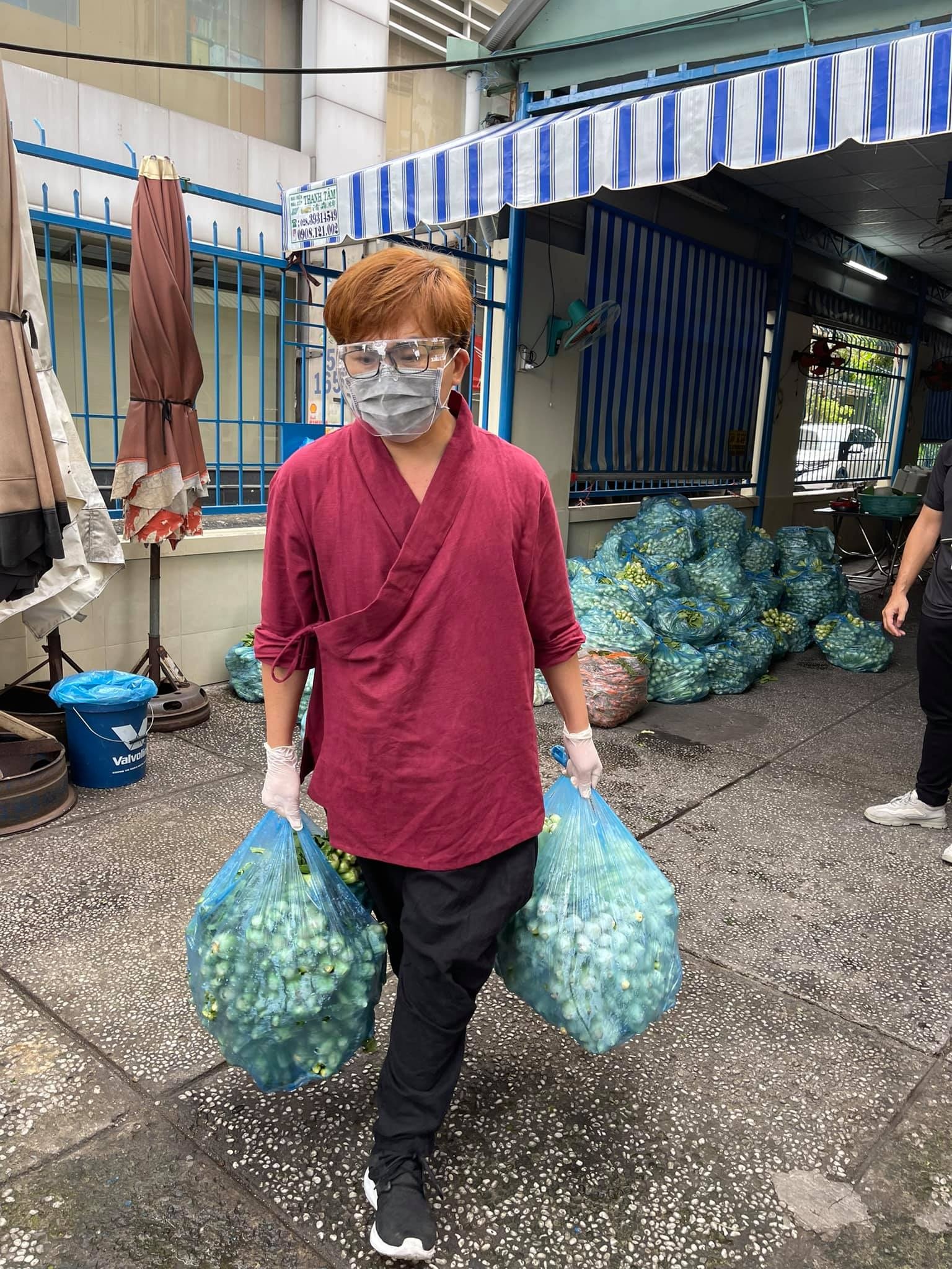 nghệ sĩ Việt tặng rau củ cho bà con nghèo ảnh 5 nghe si Viet tang rau cu cho ba con ngheo anh 5