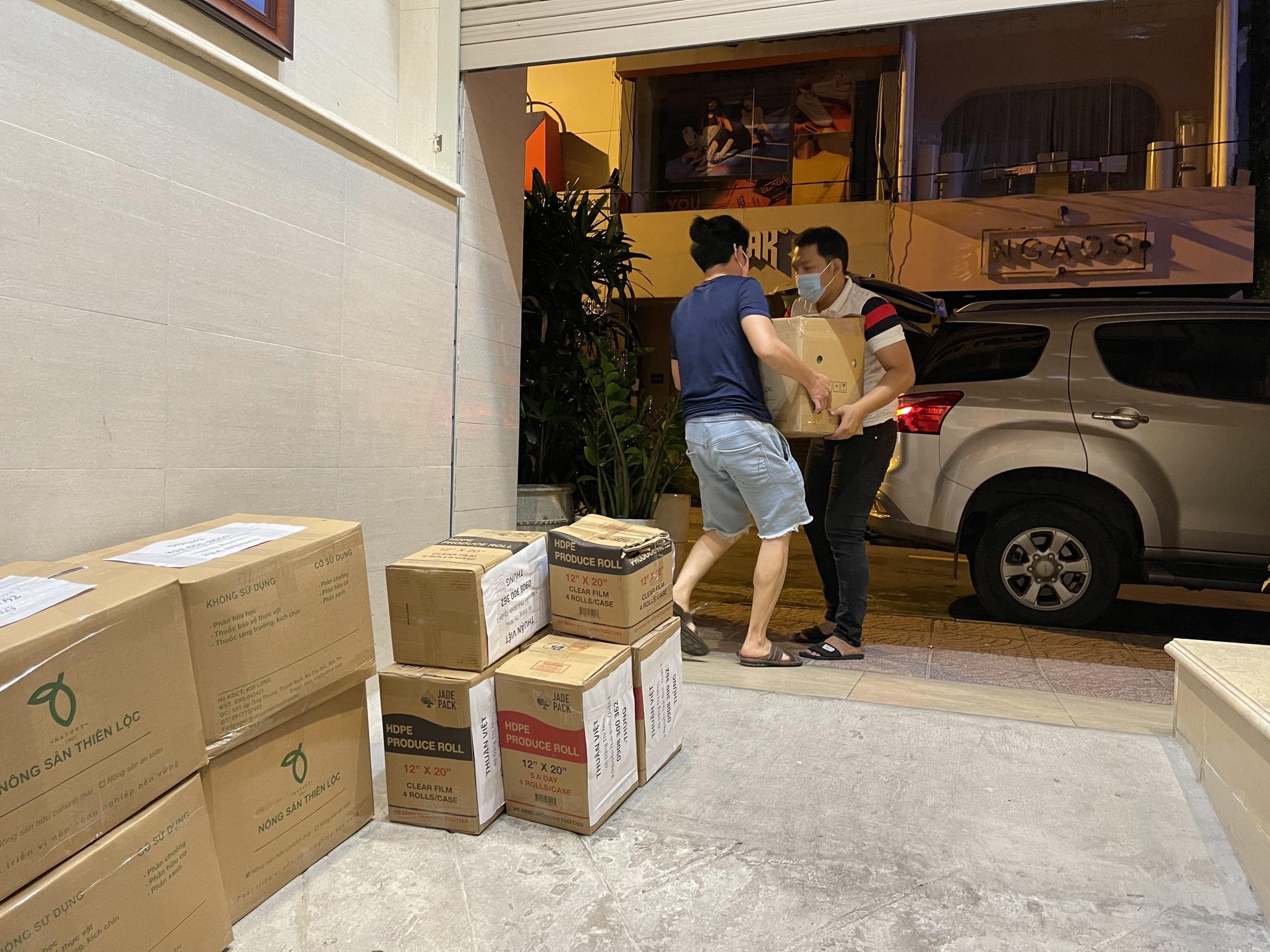 nghệ sĩ Việt tặng rau củ cho bà con nghèo ảnh 4 nghe si Viet tang rau cu cho ba con ngheo anh 4