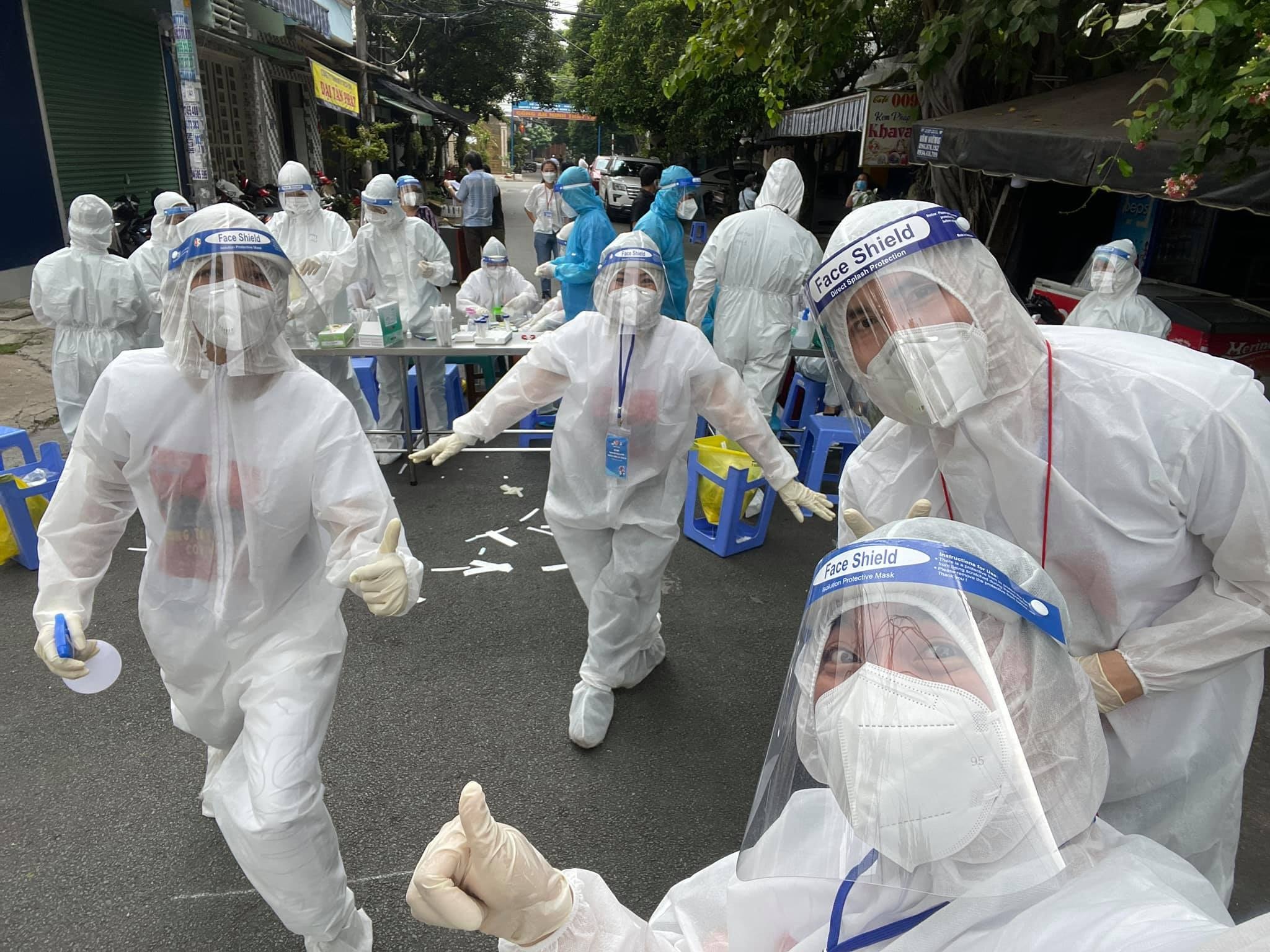 nghe si viet cat toc cho bac si anh 6