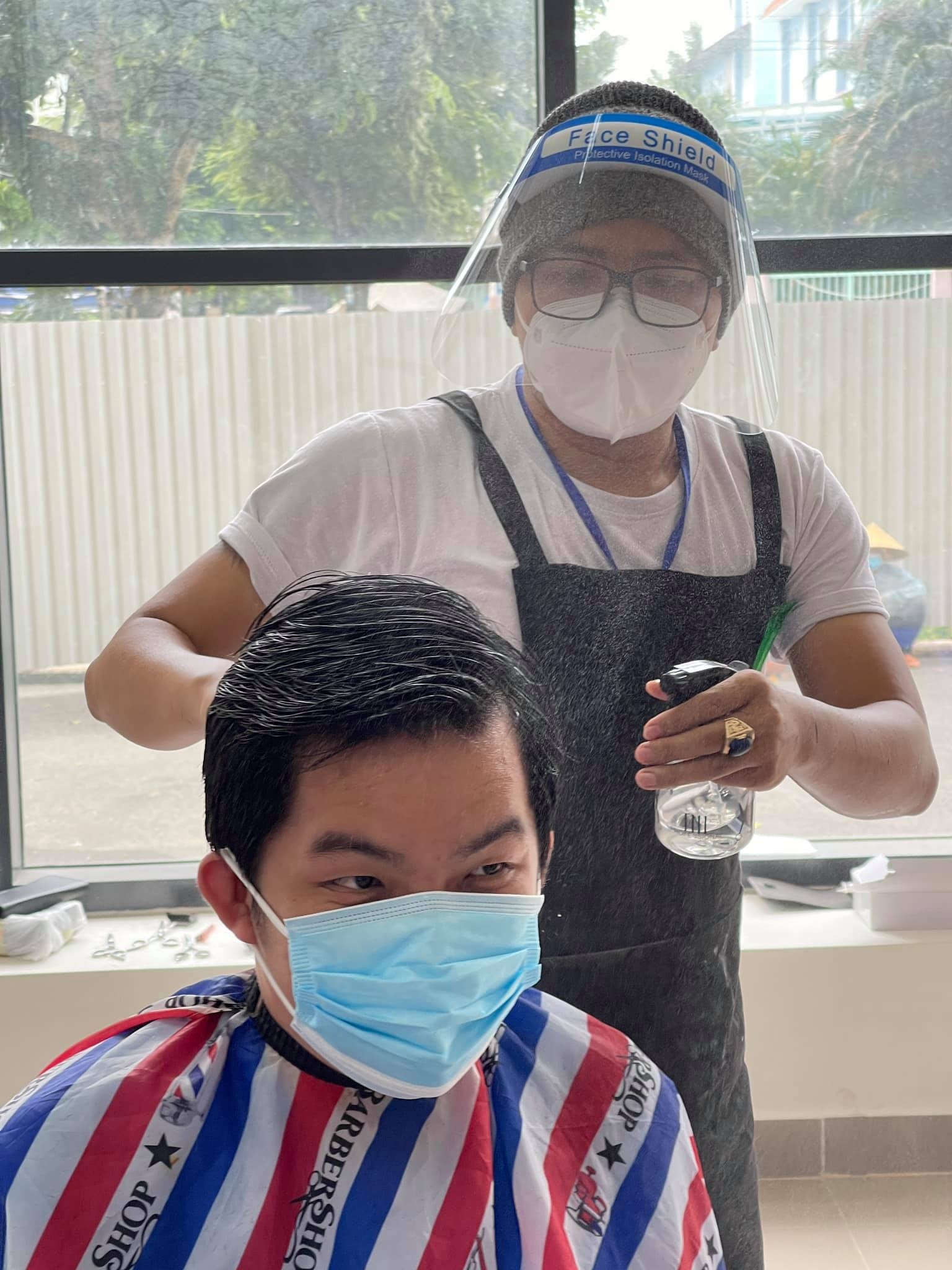 nghe si viet cat toc cho bac si anh 3