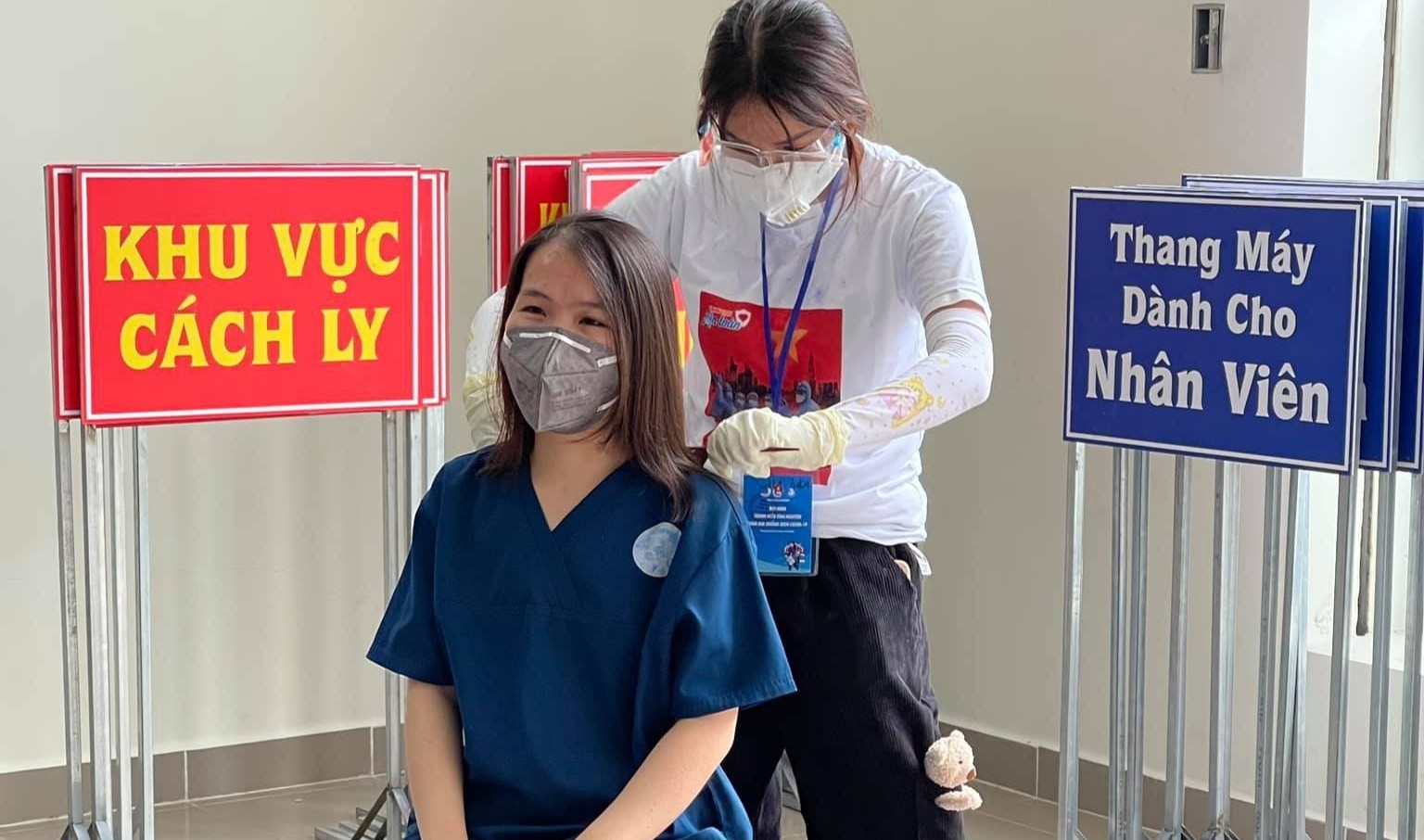 Nghe si cat toc, hat tang bac si o benh vien da chien TP.HCM hinh anh