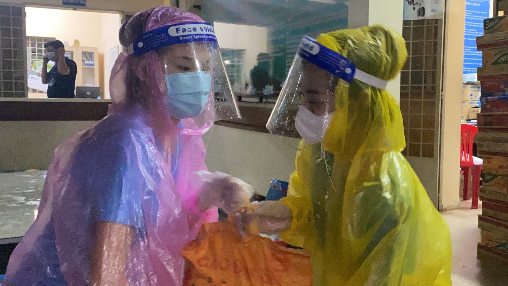 A hau Kieu Loan, Ngoc Thao doi mua tiep te mot tan gao cho nguoi dan hinh anh