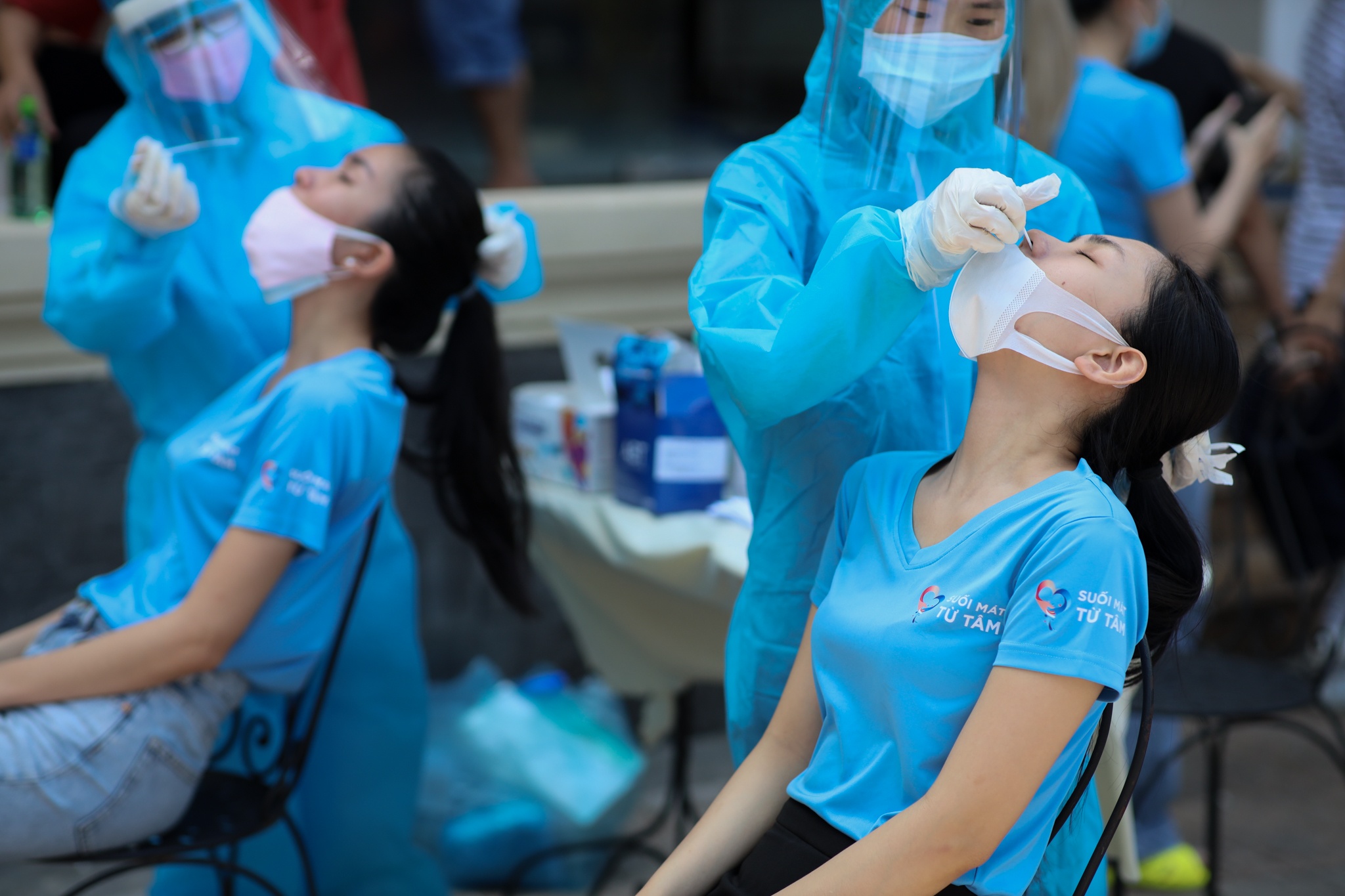 a hau phuong anh vao bep anh 7