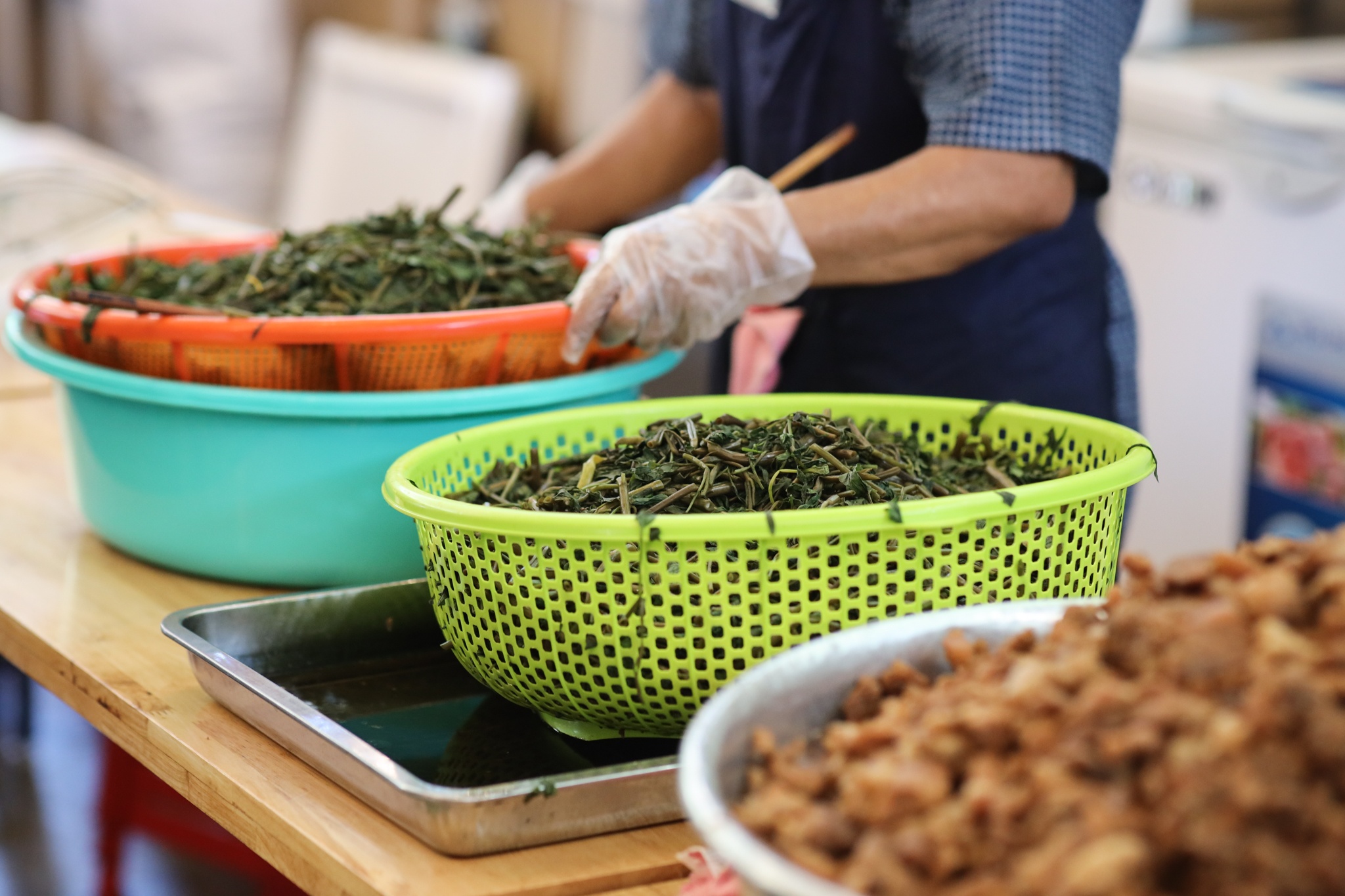 a hau phuong anh vao bep anh 4