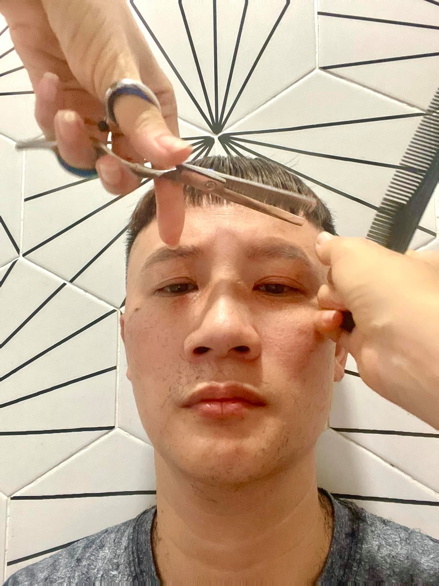 nghe si cat toc tai nha anh 1