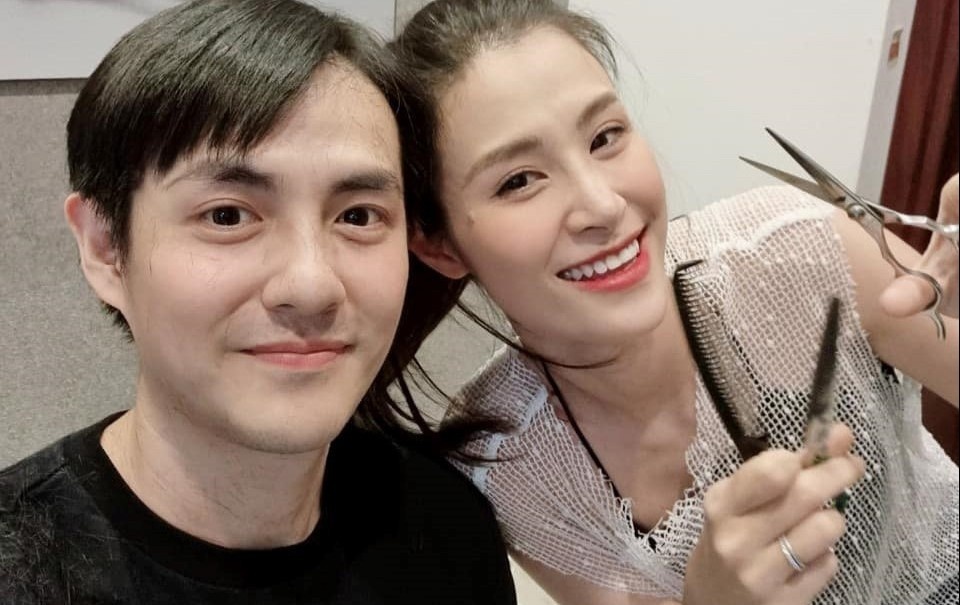 Nghe si Viet cat toc, nau an tai nha thoi dich hinh anh