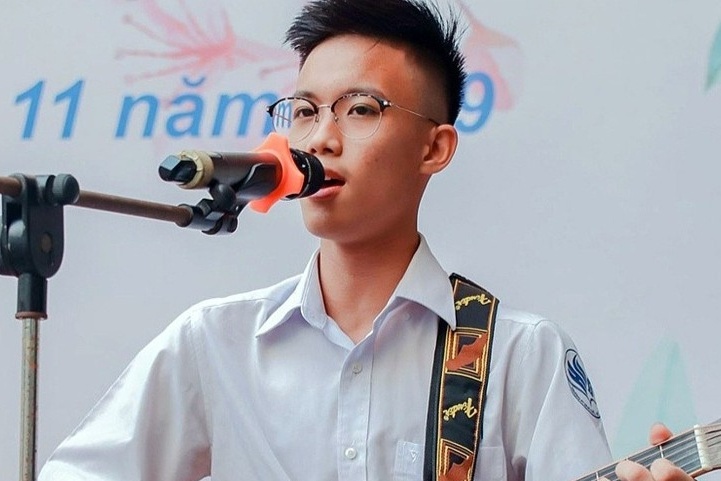 Nam sinh 18 tuoi viet ca khuc co vu TP.HCM chong dich hinh anh