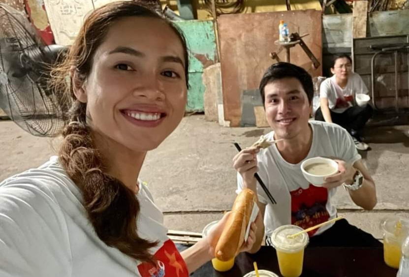 Nghe si Viet ngay dem o khu phong toa hinh anh