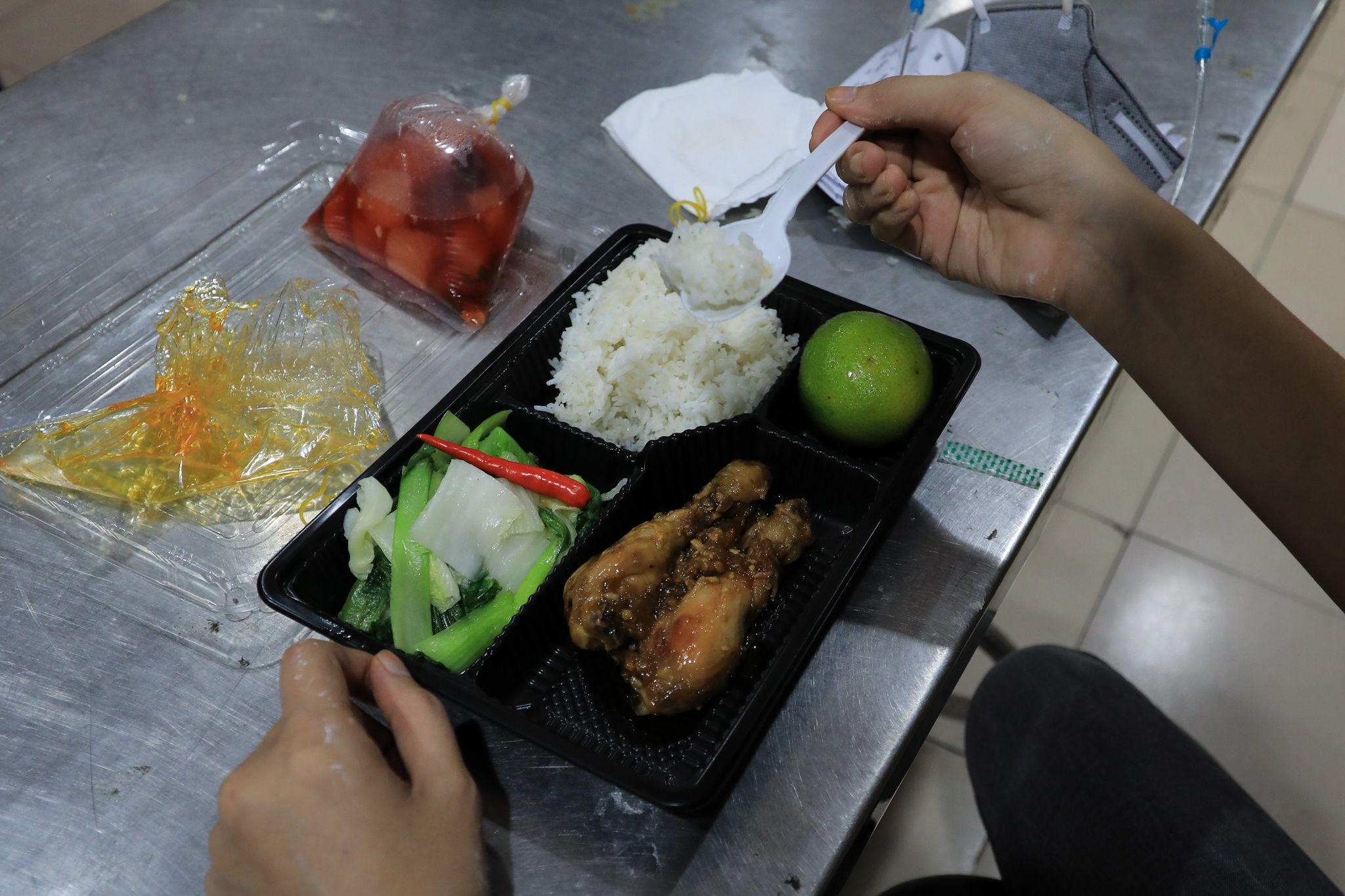 a hau mau thuy lam tinh nguyen vien anh 8