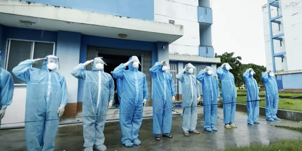 nghe si hat o benh vien da chien anh 1