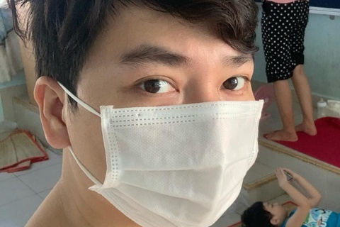 Gia dinh dien vien Minh Duc xuat vien sau hai tuan dieu tri Covid-19 hinh anh