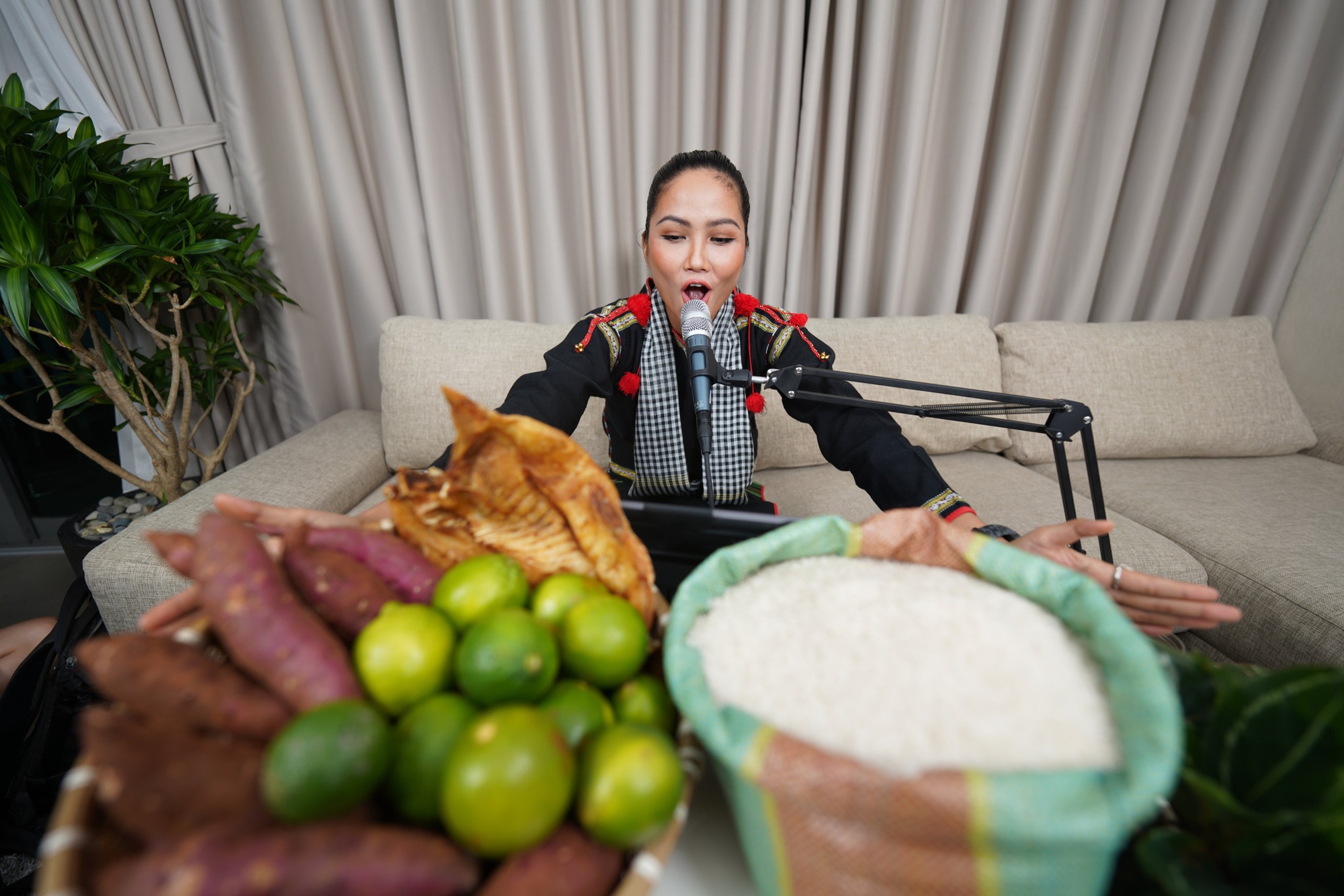 H'Hen Nie ban hang anh 1