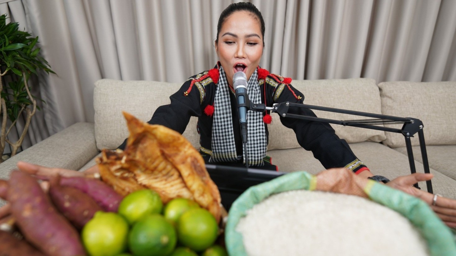 H'Hen Nie livestream ban khoai lang, chanh hinh anh