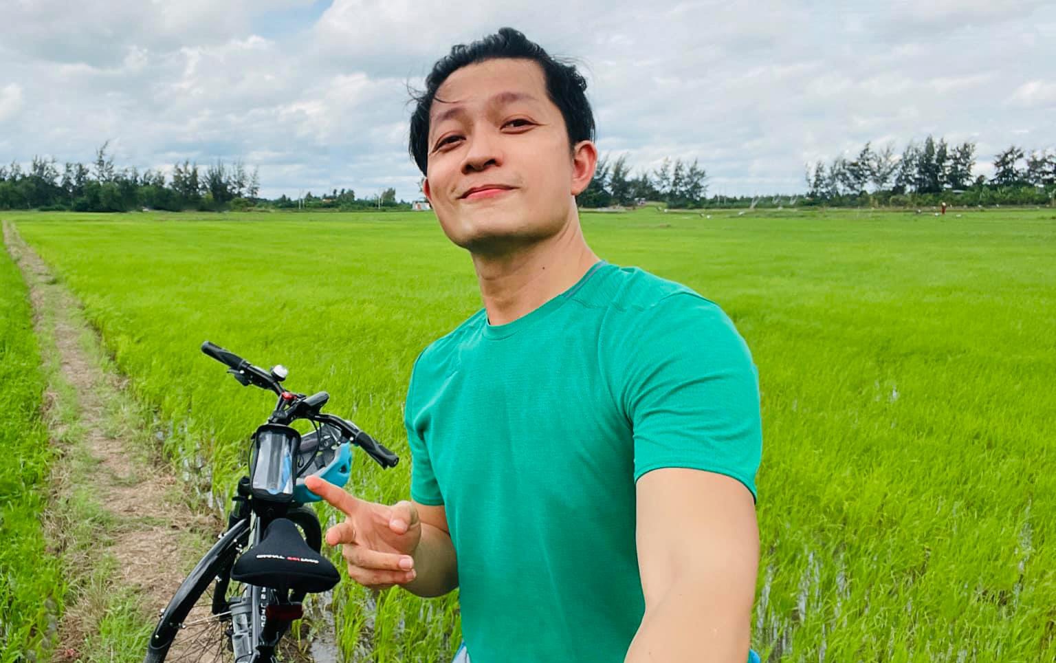 Nguoi miet mai cat 20 tan rau muong cho benh vien da chien TP.HCM hinh anh