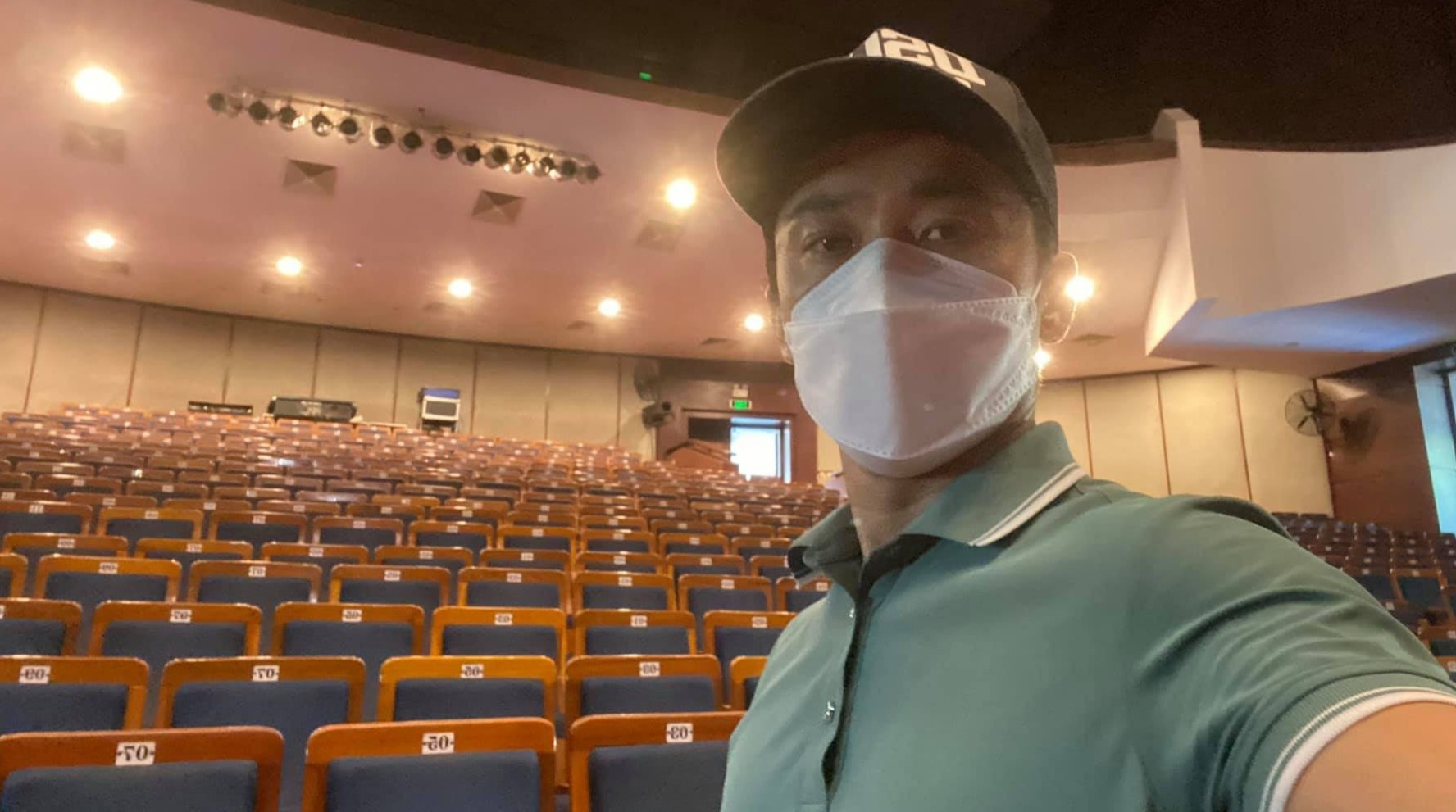 Ca si Viet hat mot minh truoc 1.200 ghe trong hinh anh