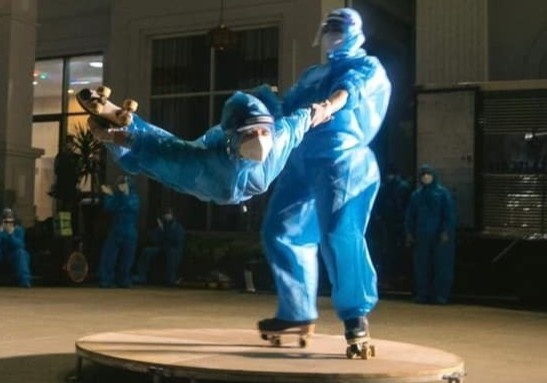 Nghe si Viet bieu dien xiec trong san benh vien da chien hinh anh