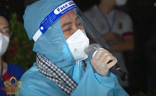 Ca si Quoc Dai hat ve me tai benh vien da chien hinh anh